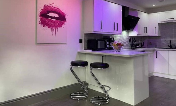 Markhouse Apartment | Modern, Spacious Apartment with Parking /20 minutes to Central Lo