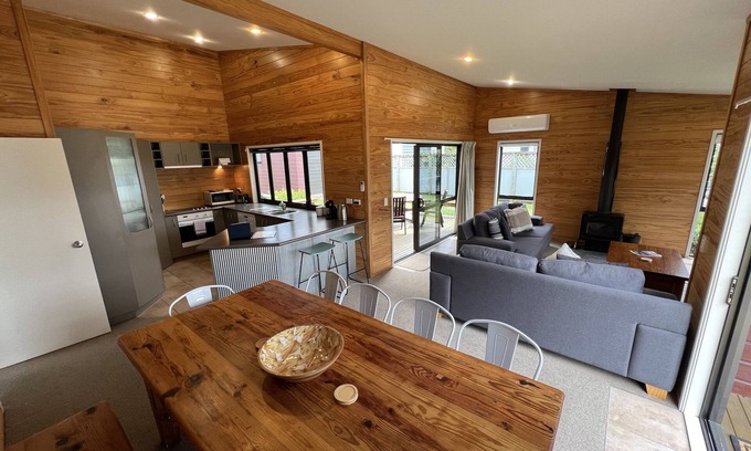 Kinloch House | Modern spacious bach close to the lake