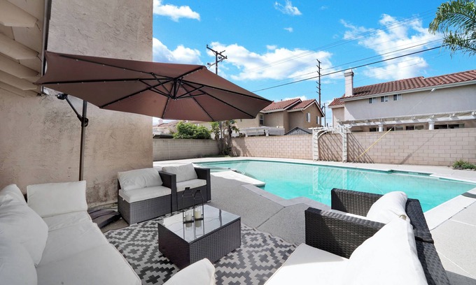 Midway City House | Modern Spacious Central 5 bedroom Pool House with Spa