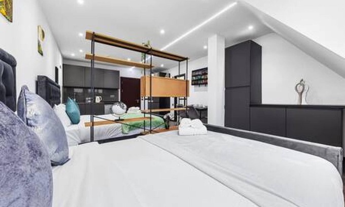 Golders Green Apartment | Modern Spacious Suite Sleeps 4 in Central London