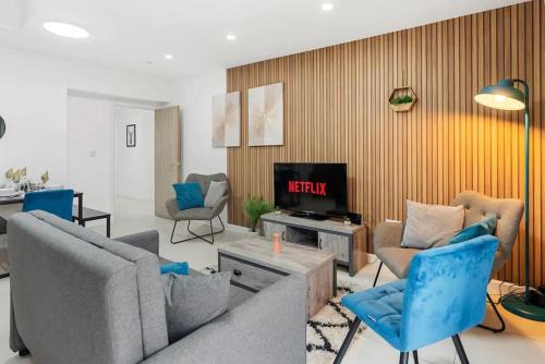 Gabalfa Apartment | Modern Spacious Three Bedrooms with Private Garden