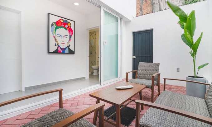 Lazaro Cardenas House | Modern Stadium Bungalow