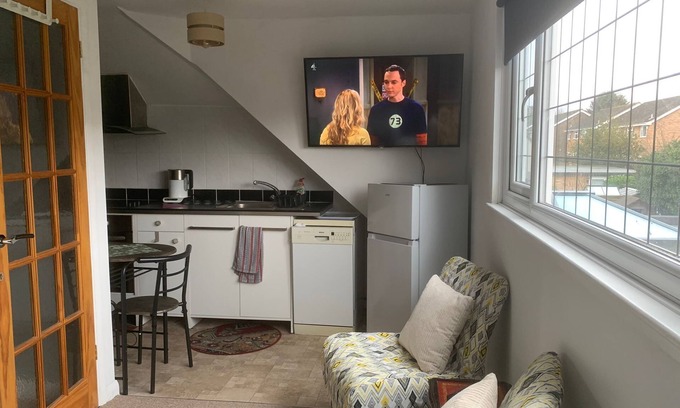 Barnehurst Apartment | Modern Studio Flat in Bexleyheath