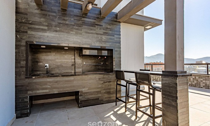 Ingleses Centro Apartment | Modern Studio w/Family in English Sti105