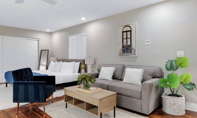 Grant Hill House | Modern Studio w/Pool & Hot Tub Near Beaches & Downtown | Briggs