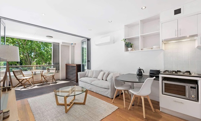 Kings Cross Apartment | Modern stylish 1BR apartment w/balcony, superb location