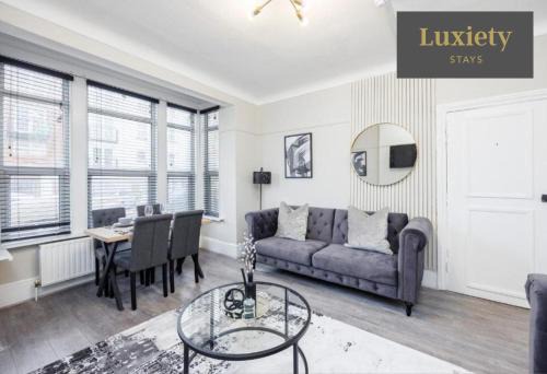 Southend-on-Sea Apartment | Modern & Stylish 2BR - CITY CENTRE Nr High Street & C2C by Luxiety Stays