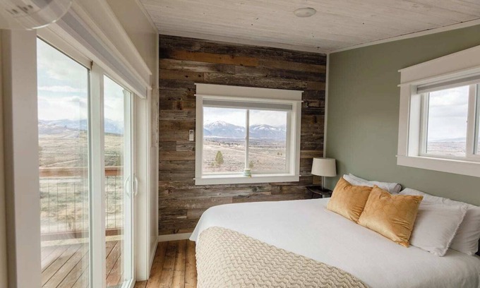 Stevensville Apartment | Modern Tiny House with Spectacular Views