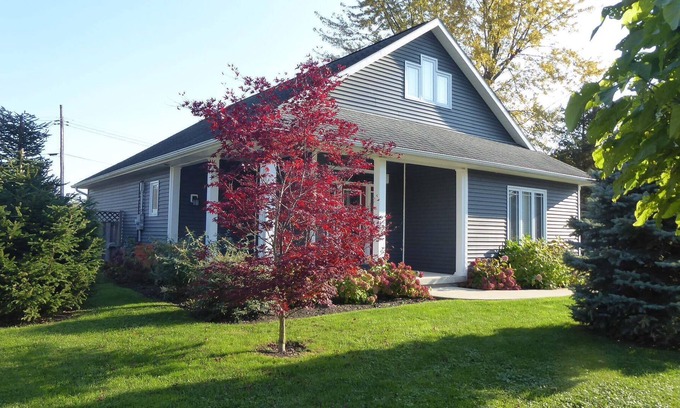 Dashwood House | Modern Tranquil Cottage; 2 minutes walk to semi-private quiet beach