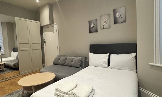South Hampstead Apartment | Modern Triple Studio Finchley Rd Central London F1