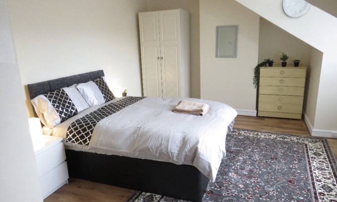 Harehills House | Modern Two Double Bed Full Entire House, Parking, WiFi