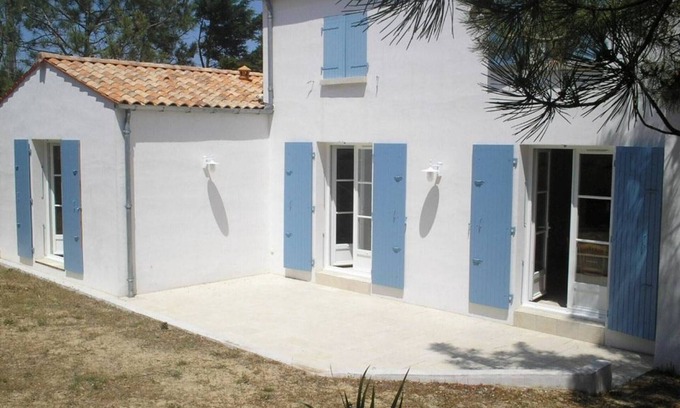 Domino House | Modern villa near the sea, sleeps 8, parking, garden, and terrace
