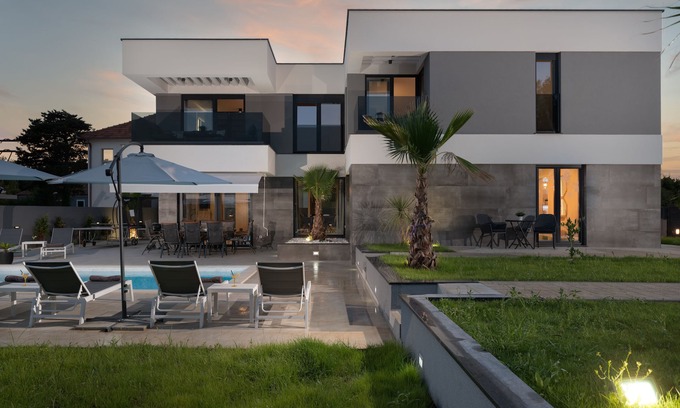 Zaton Villa | modern villa in a quiet location with a large garden