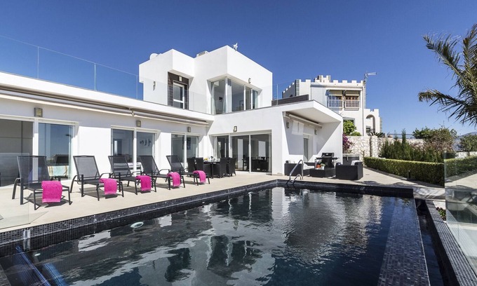 Salobrena Villa | Modern villa with heated privat pool and jacuzzi