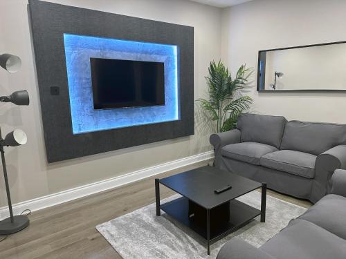 Harehills Apartment | Modernised 4 Bedroom House close to city Centre, Kep Stays