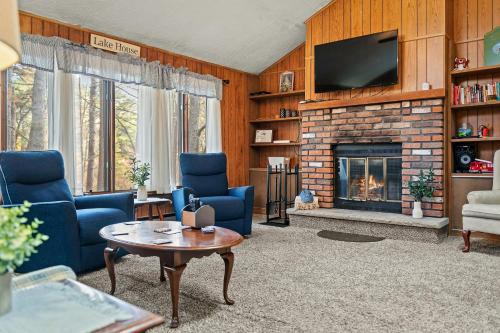 Long Pond House | Mohegan by AvantStay Private Dock Firepit Community Pool Beach