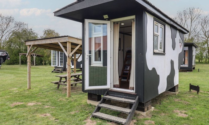 Woodbridge Cottage | MOLLY (COW SHED 6), pet friendly, with a garden in Campsea Ashe