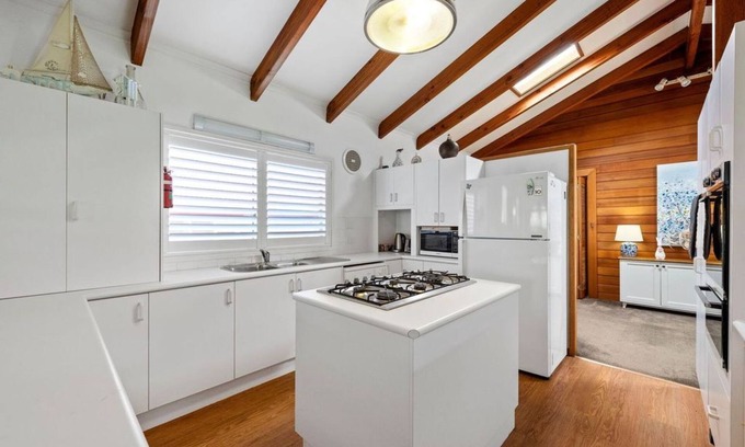 Mollymook House | Mollymook Fantastic Beach House - 6 minutes walk to the Beach