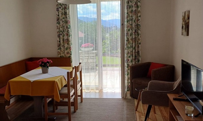 Tiefgraben Apartment | Mondseeblick - Terrace - House GUEST BUILDER (Fam. STALL INGER)