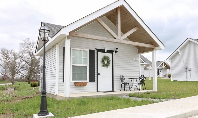 Dry Ridge Cottage | Monkey Motion- Close to the Ark Encounter!