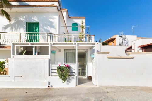 San Pietro in Bevagna Apartment | Mono Chicca Blu by BarbarHouse