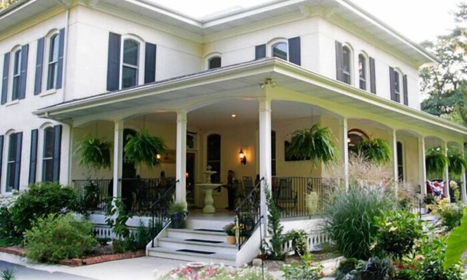 South Haven Bed & Breakfast | Monroe Manor Inn