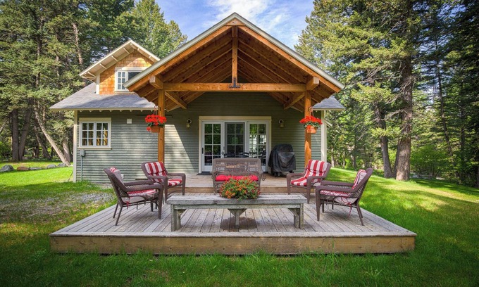 Livingston House | Montana Creekside Guest House: A Creekside Home in the Pines in Paradise Valley