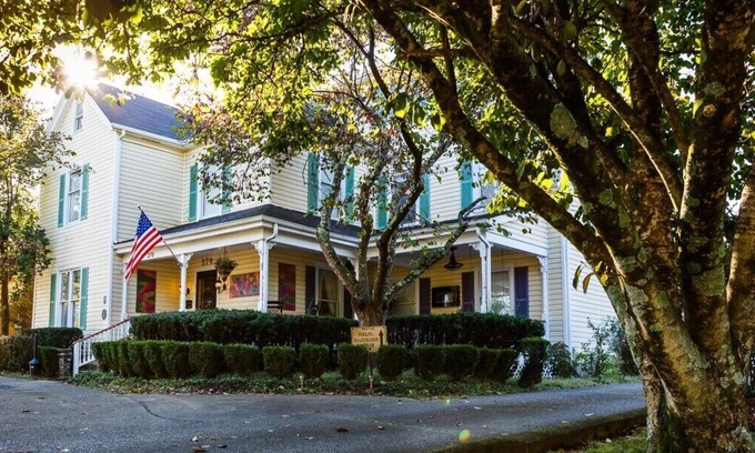 Versailles Bed & Breakfast | Montgomery Inn BnB