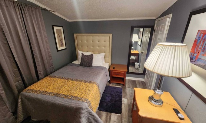 Raleigh Cabin | MONTHLY STAYS-Rear Cabin Only – Secluded 3BR/2BA Guest House Near Downtown