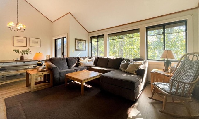 Lincoln Apartment | Moon River Lodge