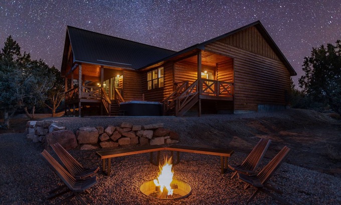 Orderville House | Moonlight Lodge | Private Hot Tub | Zion NP
