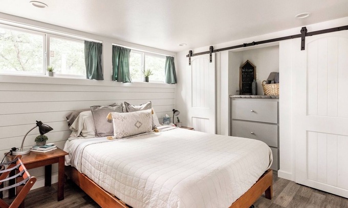 Govalle House | Moonshine Cottage. Free Bikes. Sweet Spring Stay