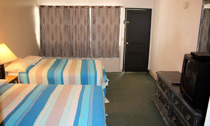 Almo Hotel | Motel #12 at Lynnhurst Resort - Jet Ski Rentals on Site!