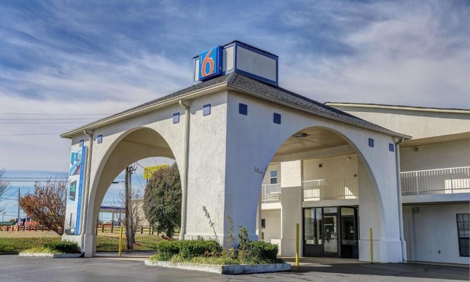 Dickson Hotel | Motel 6-Dickson, TN