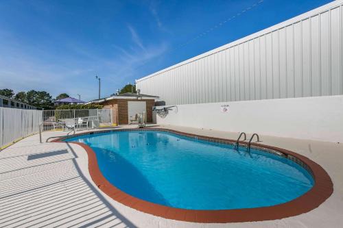 Dothan Hotel | Motel 6-Dothan, AL