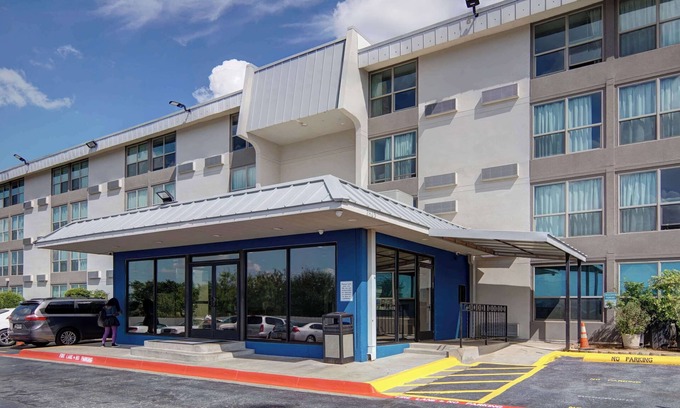 West Meadowbrook Hotel | Motel 6 Fort Worth, TX - Downtown East