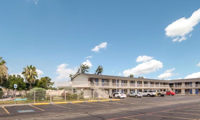 Fort Worth Hotel | Motel 6-Fort Worth, TX - Seminary