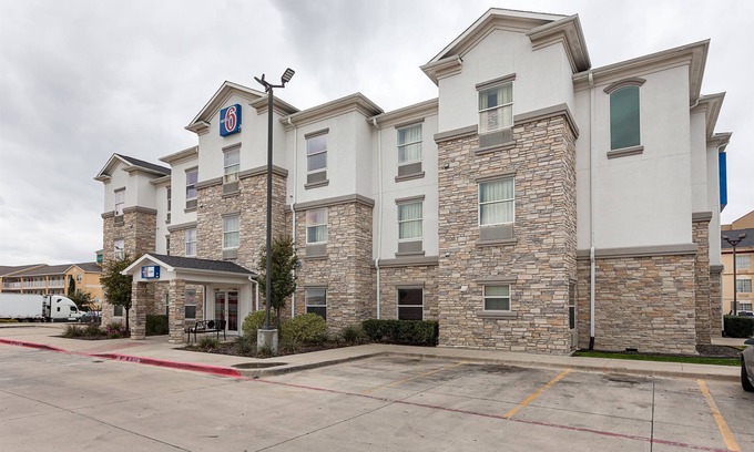 Fossil Creek Hotel | Motel 6 Fort Worth, TX