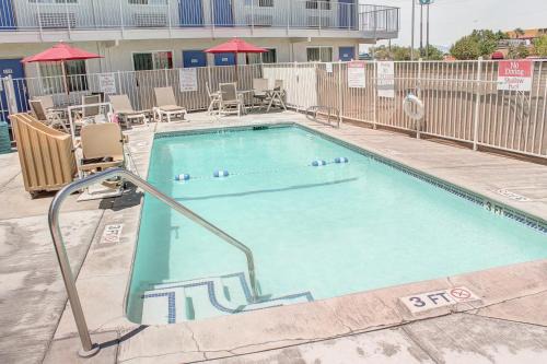Lancaster Hotel | Motel 6-Lancaster, CA