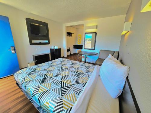 Palm Desert Hotel | Motel 6-Palm Desert, CA - Palm Springs Area