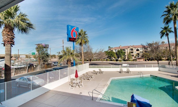 Camelback East Hotel | Motel 6 Phoenix East