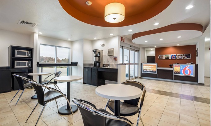 Poplar Bluff Hotel | Motel 6 Poplar Bluff, MO