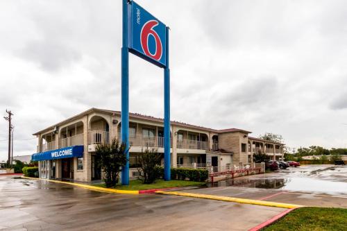 Arena District Hotel | Motel 6 San Antonio, TX - Frost Bank Center