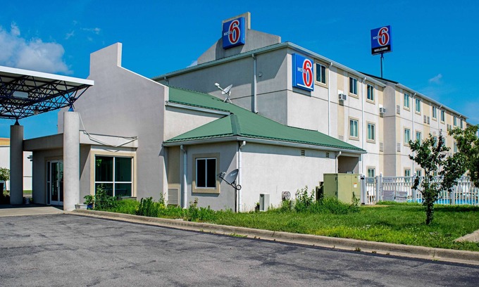 Seymour Hotel | Motel 6 Seymour, IN - North