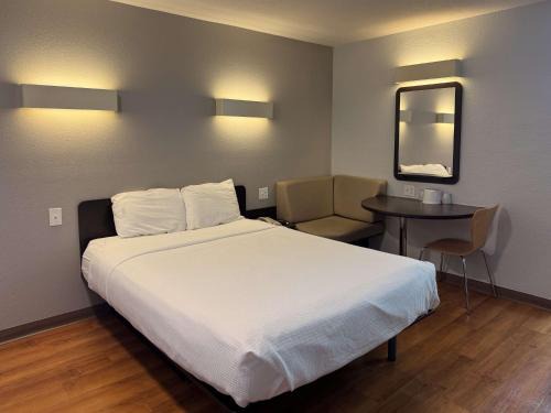 Simi Valley Hotel | Motel 6-Simi Valley, CA