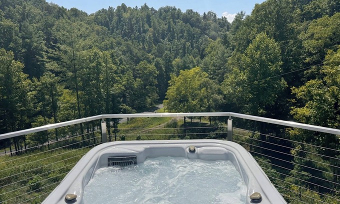 Bakersville Cabin | Mountain Cabin, Hot tub, Pet friendly, campfire, views, Ocean Blue