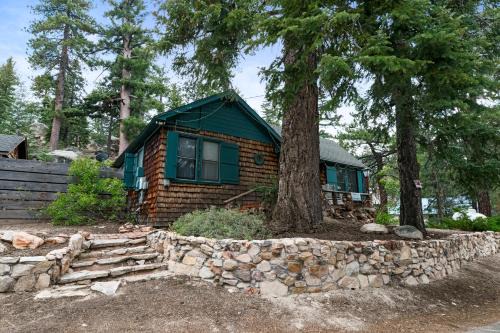 Boulder Bay House | Mountain Cottage - Hot Tub! Walk to Lake and National Forest Hiking Trails