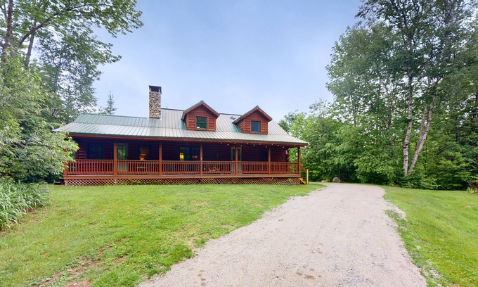 Ellsworth Cabin | Mountain creek retreat with a firepit, deck, grill, kayaks & AC