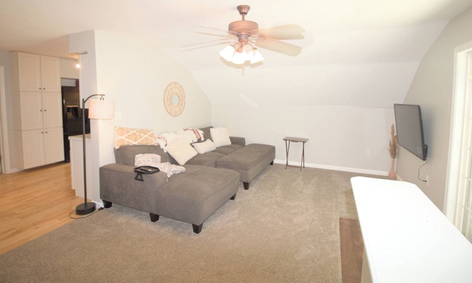 James Creek House | Mountain Getaway with Lake View