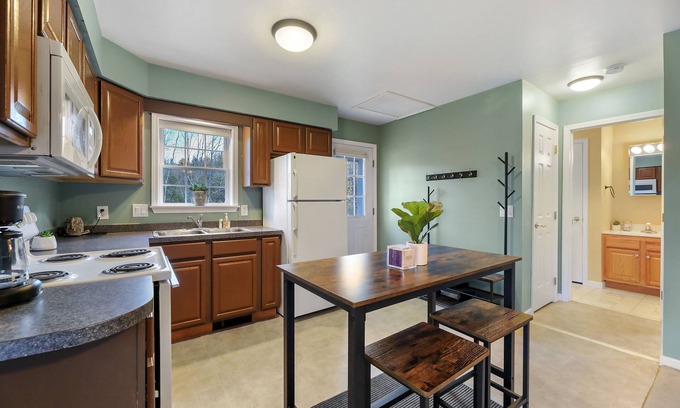 Adams Apartment | Mountain living, Hot Tub, 1 bedroom apartment